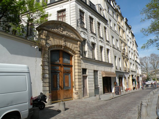  beau portail sculpté, rue Saint-Julien Le Pauvre